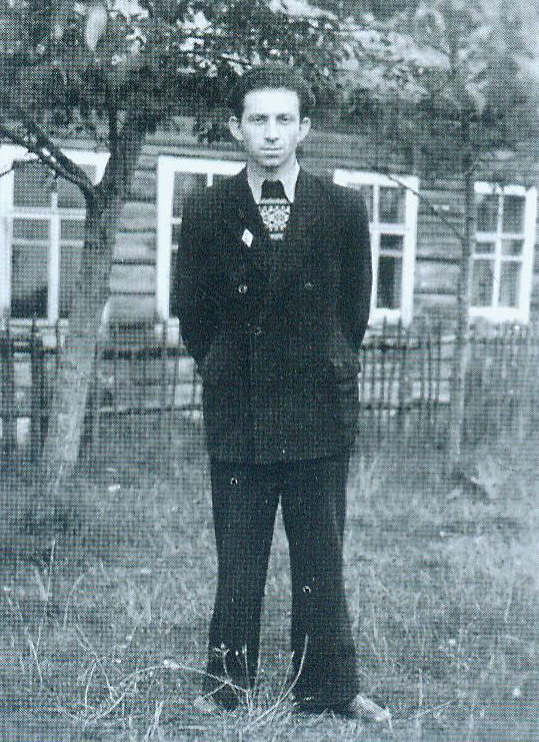 Давид Симанович – учитель Крынковской СШ Лиозненского района (1955). Источник иллюстрации: Витебский вокзал, или Вечерние прогулки через годы : дневники / Давид Симанович. – Минск, 2006. – С. 3 вклейки между с. 420–421.