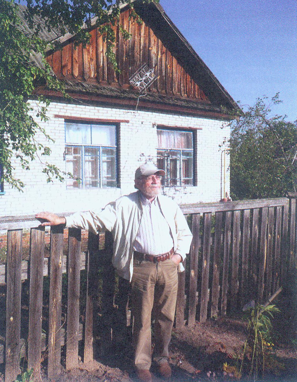 Давид Симанович у родного дома. Источник иллюстрации: Чего там на жизнь обижаться : дневник / Давид Симанович. – Минск, 2013. – С. 47. 