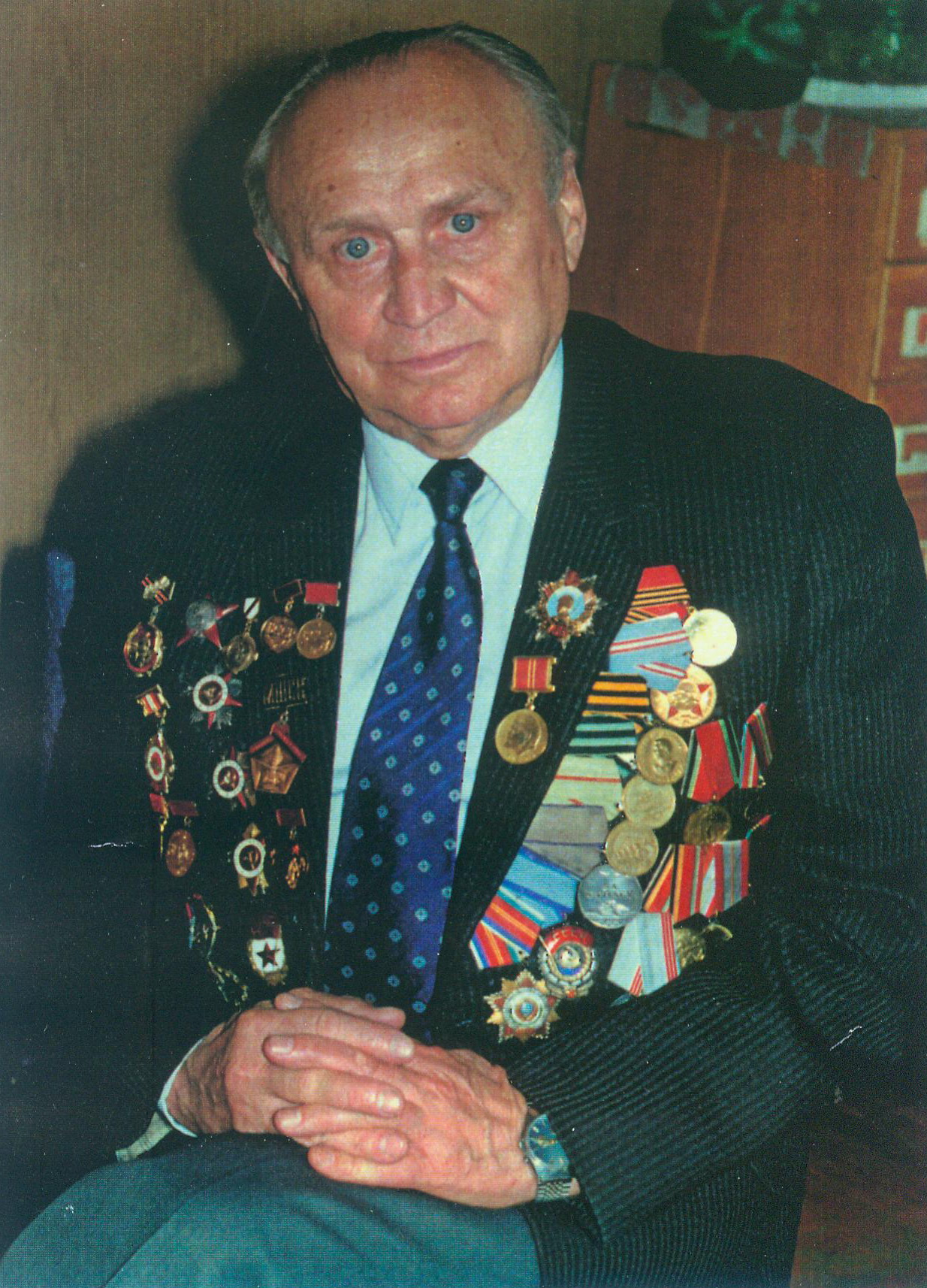 И.П. Антонов (1997). Источник иллюстрации: Антонов Игнатий Петрович : жизненнный и творческий путь : к 75-летию со дня рождения / Министерство здравоохранения Республики Беларусь, Национальная академия наук Беларуси, НИИ неврологии, нейрохирургии и физиотерапии Минздрава Республики Беларусь, Правления Белорусских научных обществ неврологии, нейрохирургии, физиотерапии и курортологии. – Минск, 1997. – Вклейка между с. 2–3. 