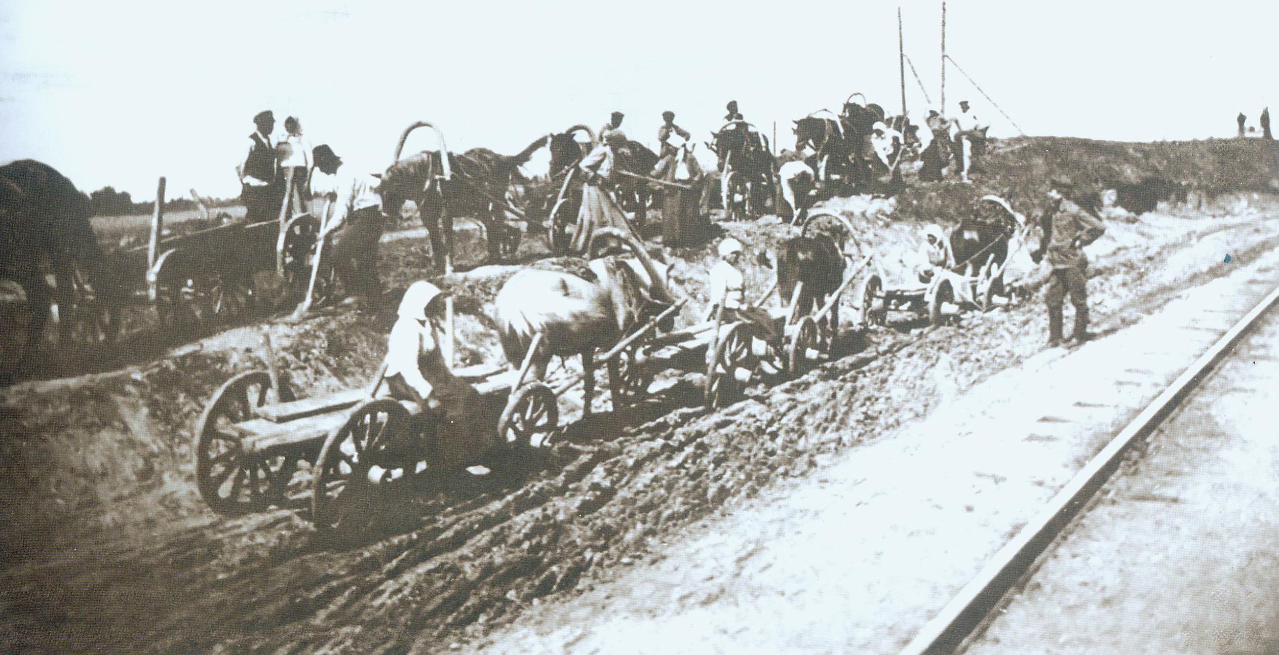 Строительство железной дороги Витебск – Орша – Молилев – Жлобин (1902). Источник иллюстрации: История белорусской железной дороги. Из XIX века – в век XXI : [1862–2012 / В. В. Яновская и др.]. – Минск, 2012. – С. 143. 