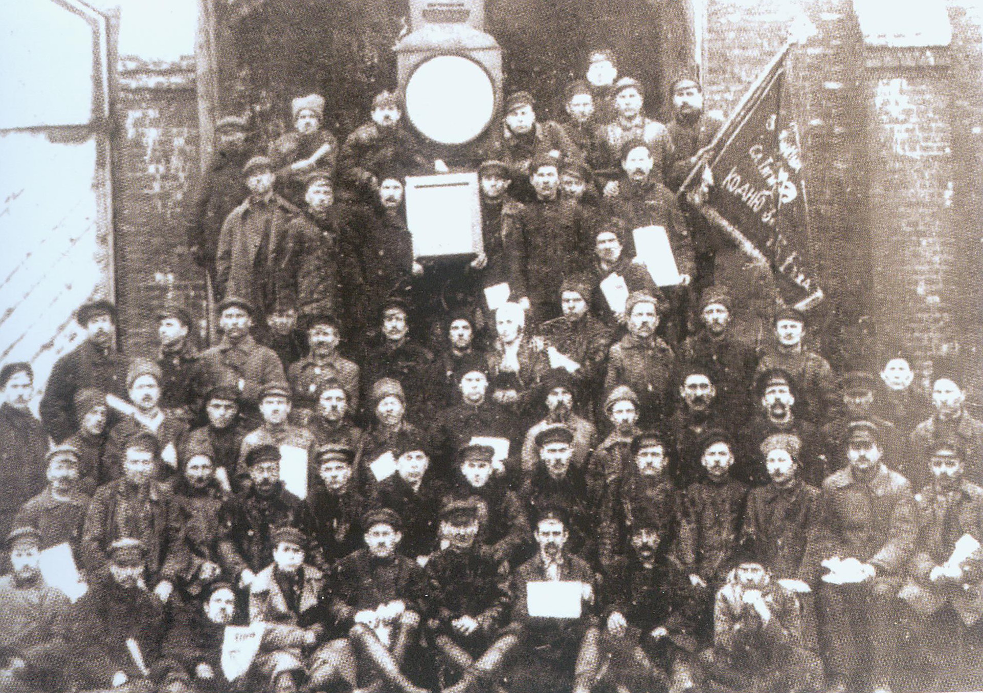 Участники первого коммунистического субботника в депо Минск (1920). Источник иллюстрации: История белорусской железной дороги. Из XIX века – в век XXI : [1862–2012 / В. В. Яновская и др.]. – Минск, 2012. – С. 313. 