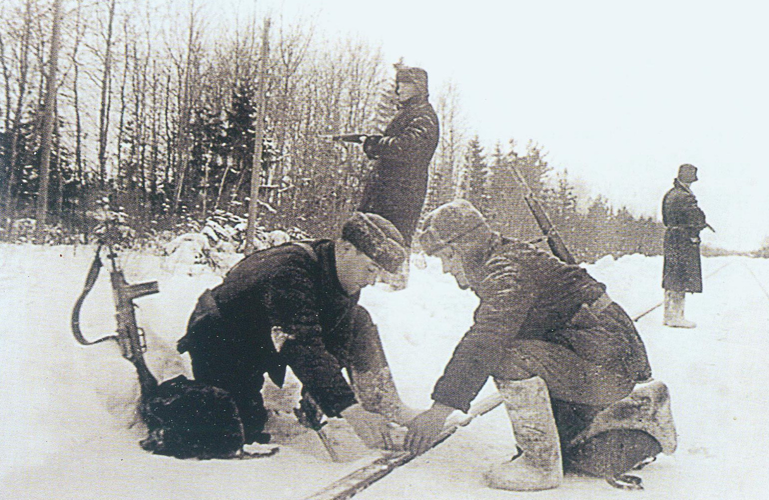 Партизаны минируют железнодорожные пути (1942). Источник иллюстрации: История белорусской железной дороги. Из XIX века – в век XXI : [1862–2012 / В. В. Яновская и др.]. – Минск, 2012. – С. 480. 