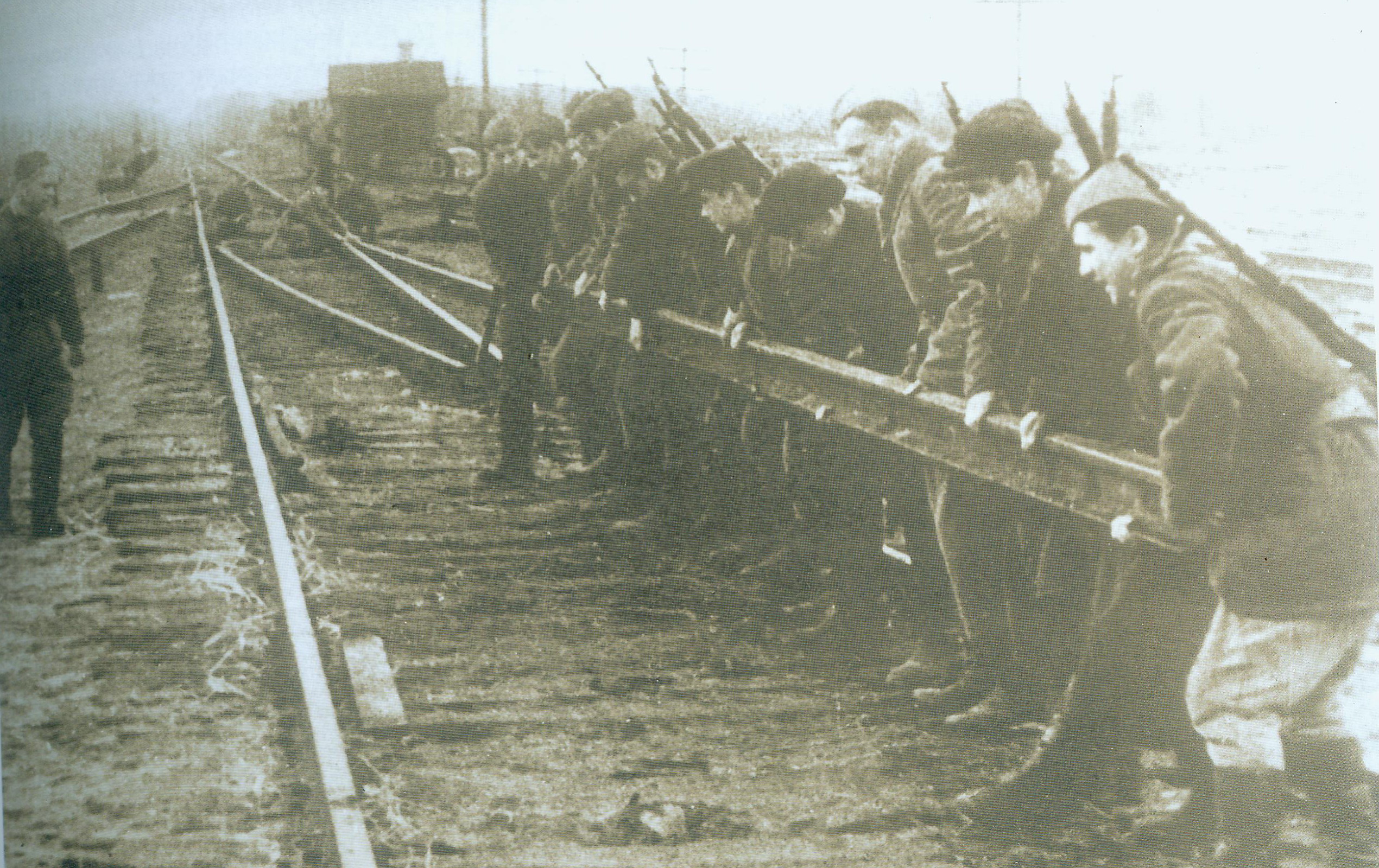 Группа партизан разбирает рельсы на станции Орша (1943). Источник иллюстрации: История белорусской железной дороги. Из XIX века – в век XXI : [1862–2012 / В. В. Яновская и др.]. – Минск, 2012. – С. 491. 