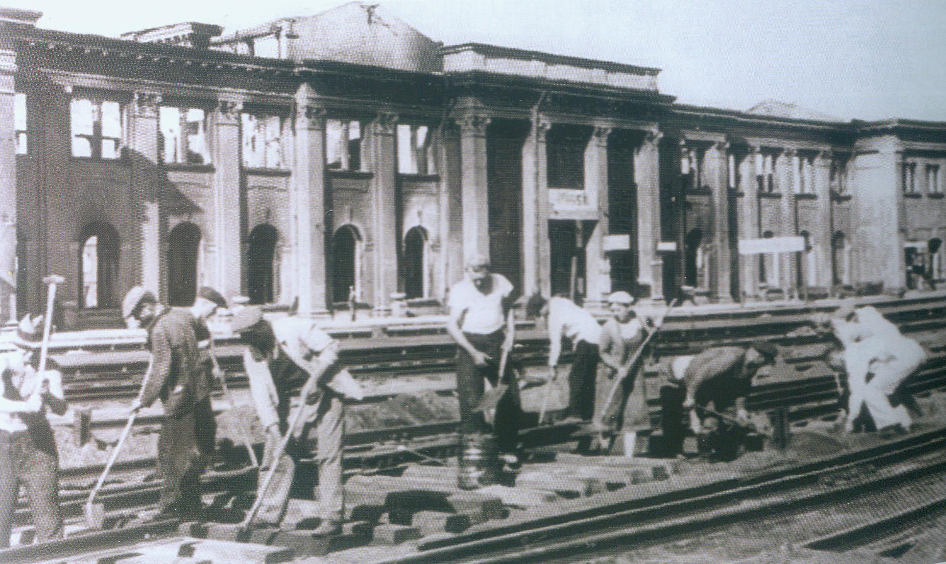 Железнодорожники г. Минска сосстанавливают пути и здание вокзала (1944). Источник иллюстрации: История белорусской железной дороги. Из XIX века – в век XXI : [1862–2012 / В. В. Яновская и др.]. – Минск, 2012. – С. 514. 