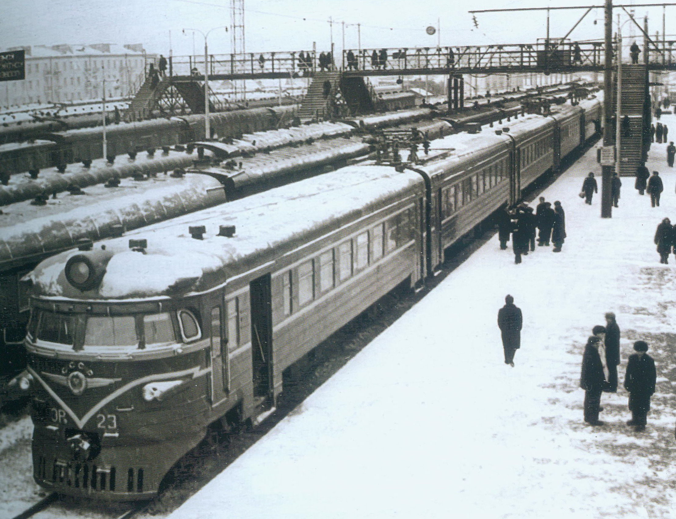 Пуск первой электрички на участке Минск – Олехновичи (7 декабря 1963 г.). Источник иллюстрации: История белорусской железной дороги. Из XIX века – в век XXI : [1862–2012 / В. В. Яновская и др.]. – Минск, 2012. – С. 537. 