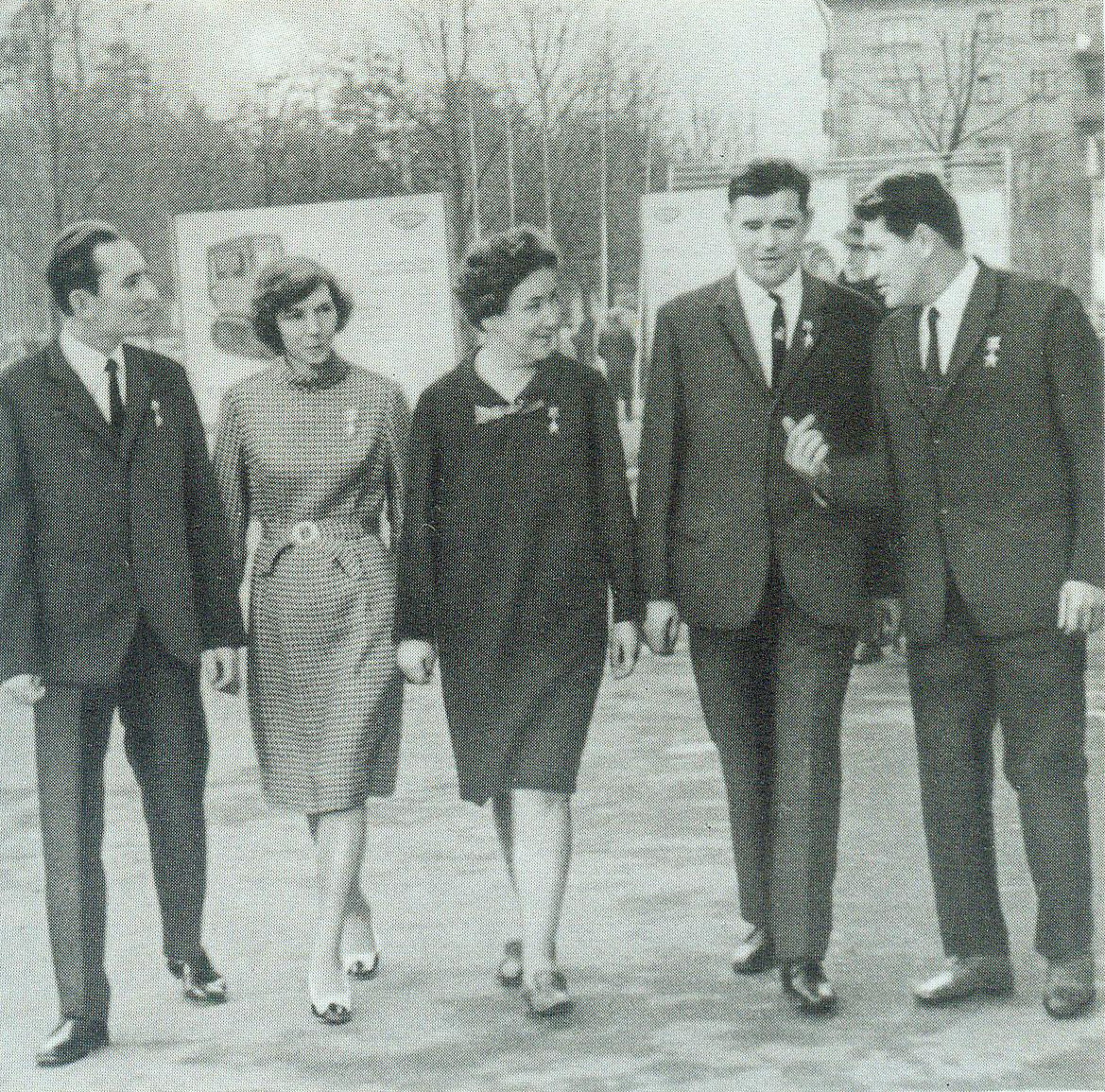 Герои Социалистического Труда (справа налево): Евгений Иванович Климченко, Федор Кононович Самусев, Роза Кондратьевна Прусова, Галина Павловна Мягкова, Иван Яковлевич Парфененко. Источник иллюстрации: Главный конвейер не останавливается : очерк о Минском тракторном заводе. – Москва, 1975. – С. 9 вклейки между с. 32–33. 