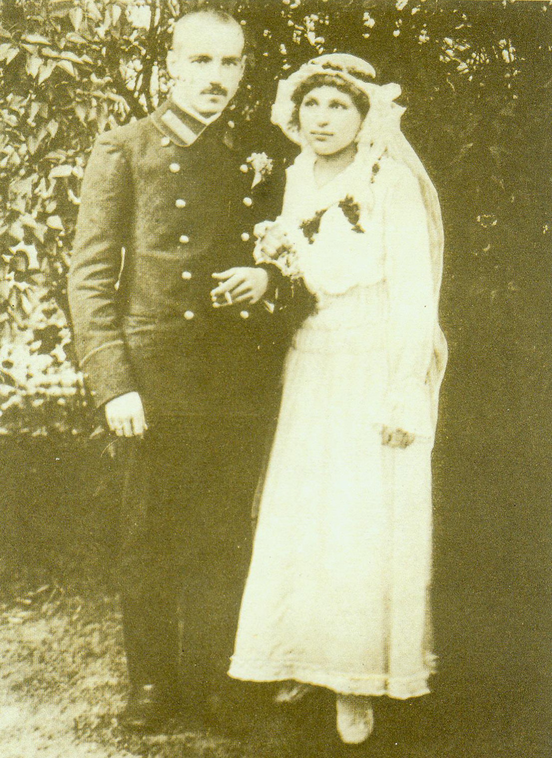 Віталь Адольфавіч Калечыц і Канстанцыя Антонаўна Буйло ў дзень заключэння шлюбу (7 чэрвеня 1916 г.). Крыніца ілюстрацыі: … Коціцца рэха : вершы, паэма, лісты / Канстанцыя Буйло ; [укладанне і прадмова Д. Чаркасавай]. – Мінск, 1993. – С. 4 уклейкі паміж с. 224–225. 