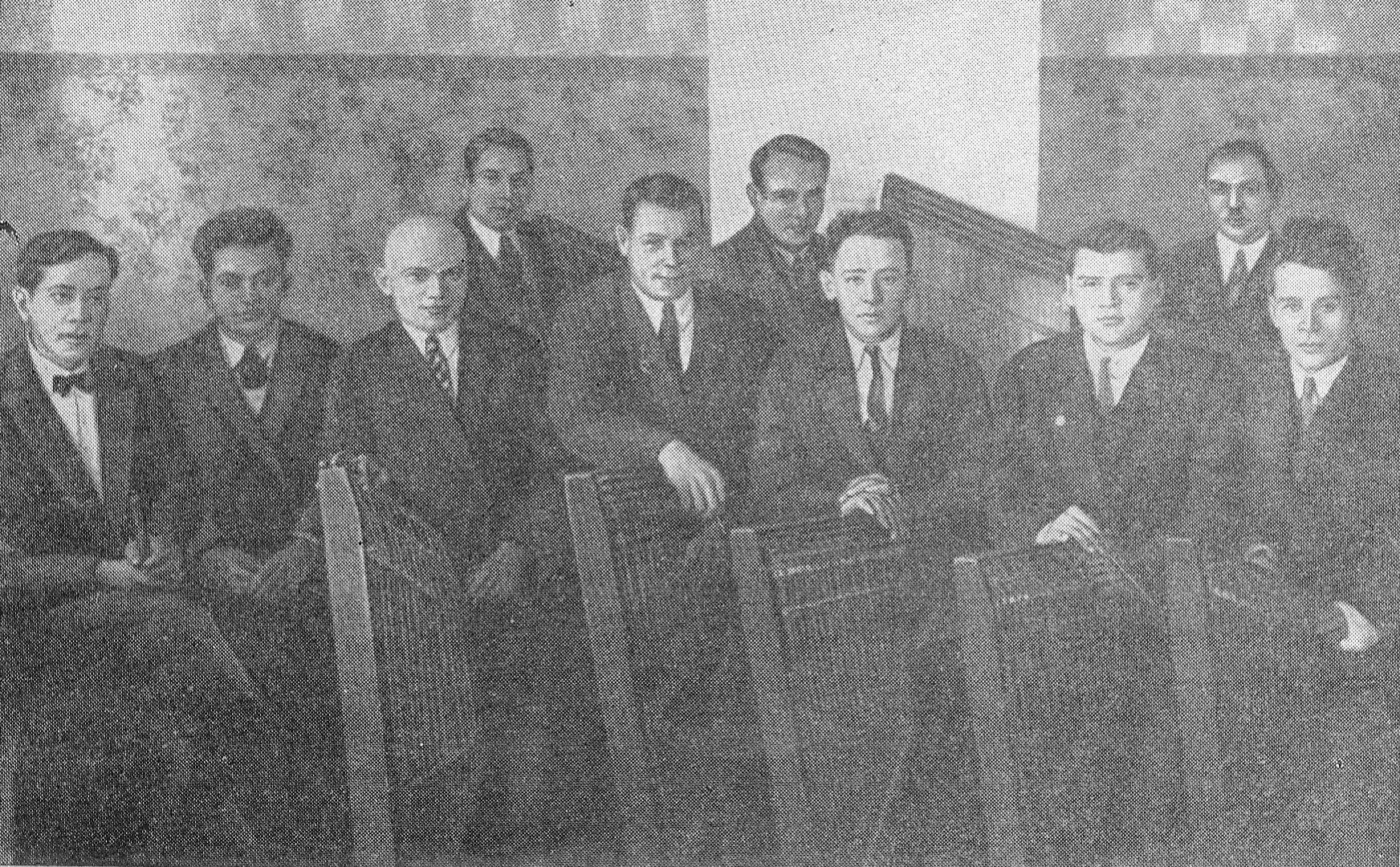 Государственный ансамбль народных инструментов. Слева направо: Д.А. Захар, Е.Г. Фридман, И.Г. Герман, М.С. Щербо, Н.С. Плащинский, В.А. Самсонов, Х.И. Шмелькин, С.М. Новицкий, К.П. Сушкевич, И.И. Жинович (1933). Источник иллюстрации: Государственный белорусский народный оркестр / И. Жинович. – Минск, 1958. – С. 25.