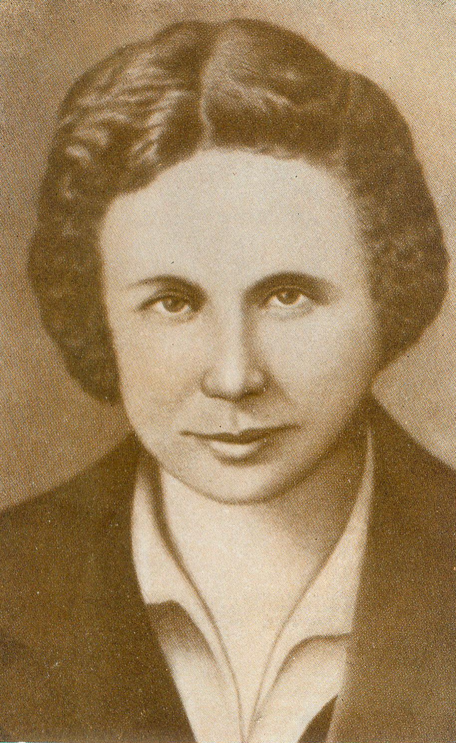 Вера Харужая. Крыніца ілюстрацыі: Слаўная дачка беларускага народа : пісьмы, артыкулы В. Харужай і ўспаміны аб ёй / Інстытут гісторыі партыі пры ЦК КПБ – філіял Інстытута марксізма-ленінізма пры ЦК КПСС ; [склалі: М. С. Арэхва, І. П. Хаўратовіч]. – Мінск, 1960. – Франтыспіс.