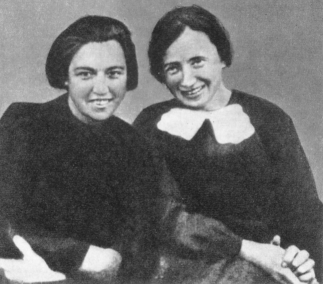 Вера Захаровна Хоружая (справа) и Софья Сергеевна Панкова – активный работник подпольной Компартии Западной Белоруссии. Источник иллюстрации: В. З. Хоружая : [фотоальбом / автор текста И. Г. Новиков ; фотографии К. Л. Дробова, Е. Ф. Коктыша]. – Минск, 1977. – С. [26].