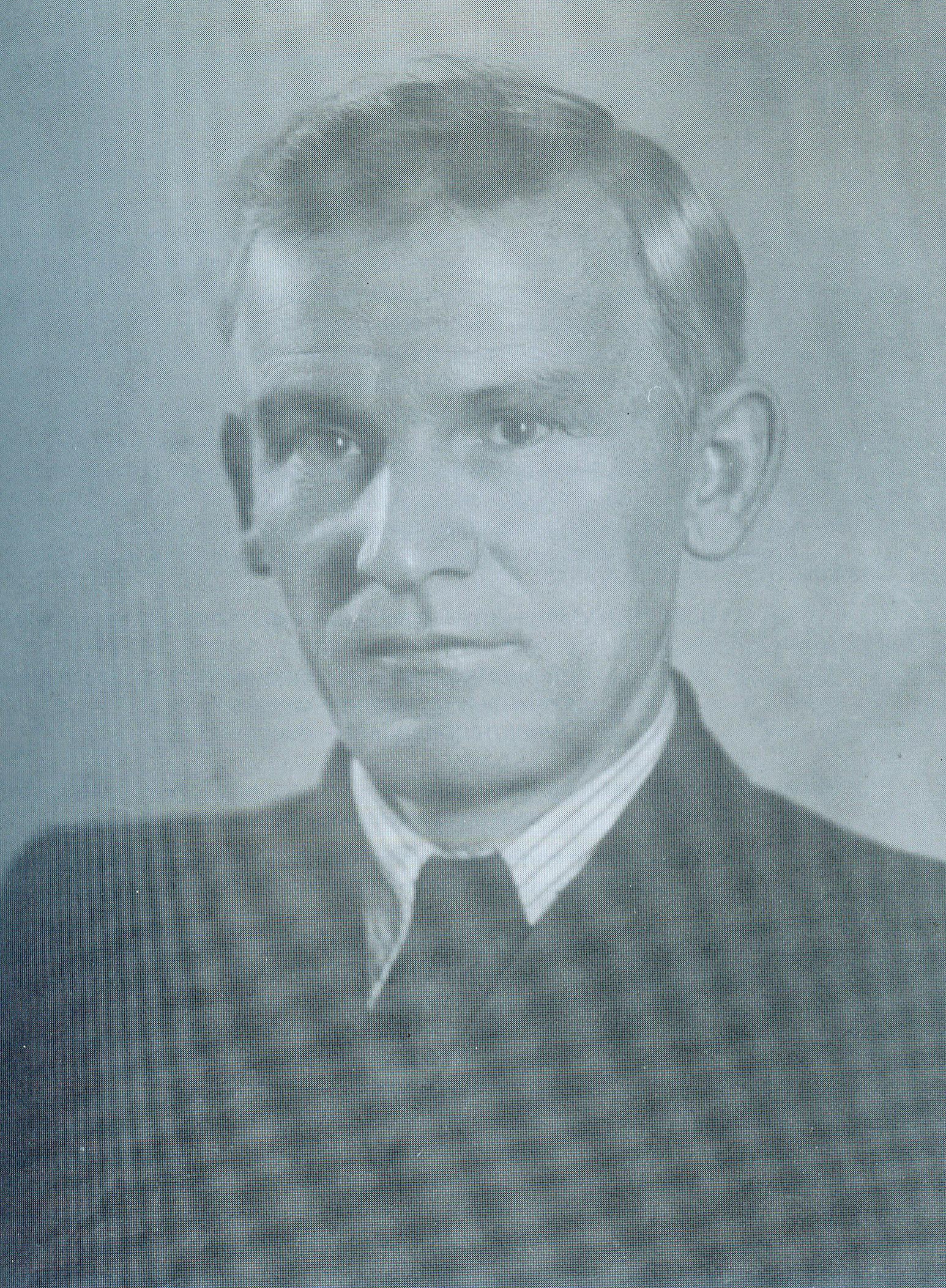 А.Н. Севченко – сотрудник Государственного оптического института. Источник иллюстрации: Славный сын белорусского народа : к 100-летию со дня рождения А. Н. Севченко / [П. А. Апанасевич и др. ; под общей редакцией Е. С. Воропая, К. Н. Соловьева, Д. С. Умрейко]. – Минск, 2002. – С. 3 вклейки между с. 24–25.