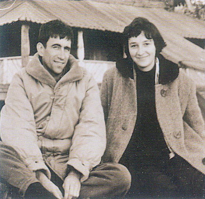 Алена Лось і Гары Якубені (1961). Крыніца ілюстрацыі: Алена Лось [Выяўленчы матэрыял] : жывапіс, графіка / [укладальнік У. Ягоўдзік ; прадмова Ю. Шаціла ; фотаздымкі М. Новікава, І. Гардзіёнка, У. Ягоўдзіка]. – Мінск, 2009. – С. 74.