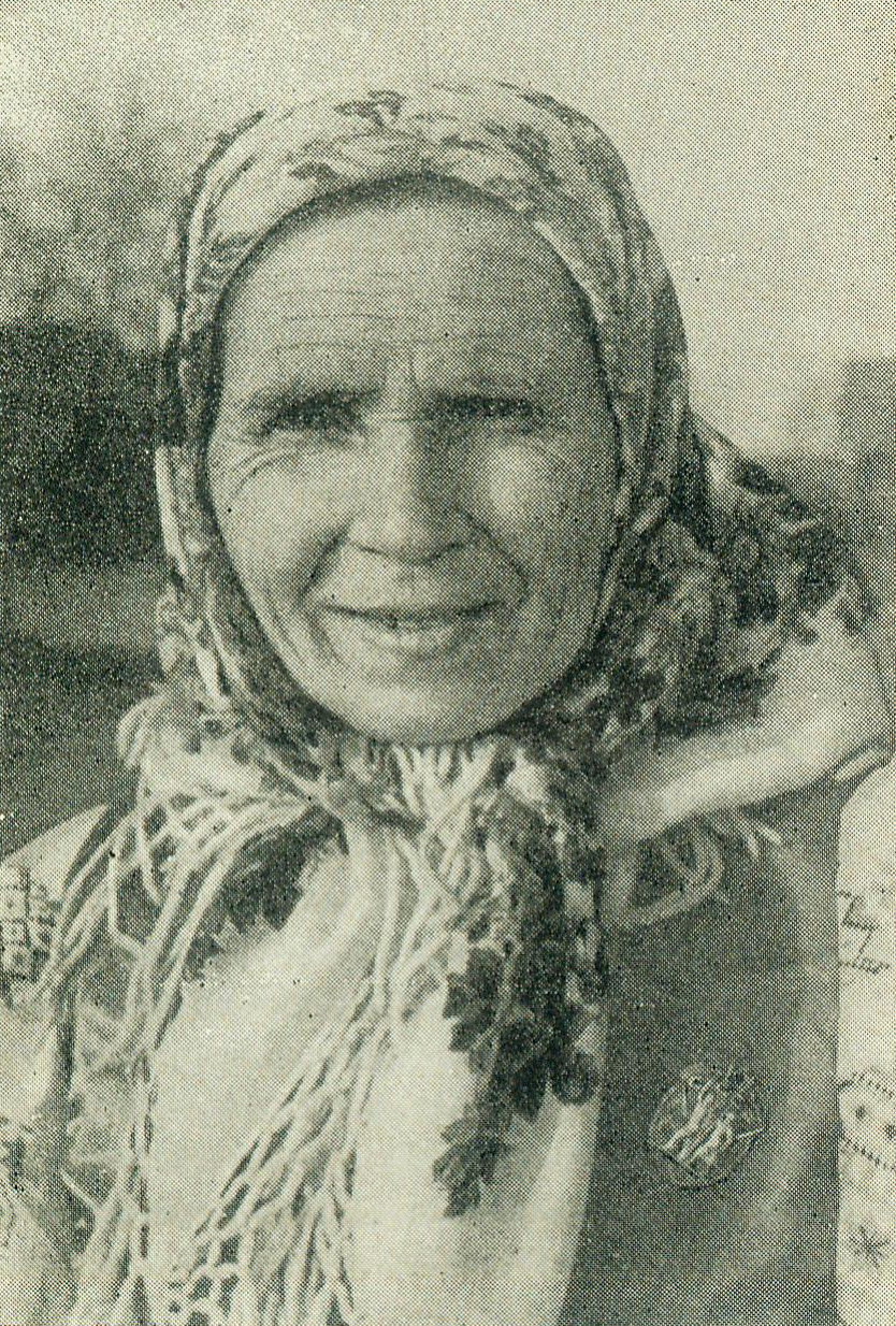 Таццяна Карнееўна Лапаціна. Крыніца ілюстрацыі: Калгасны хор сяла Азершчына / А. Есакоў, Б. Смольскі ; пад рэдакцыяй Г. І. Цітовіча ; Дом народнай творчасці БССР. – Мінск, 1953. – Франтыспіс.