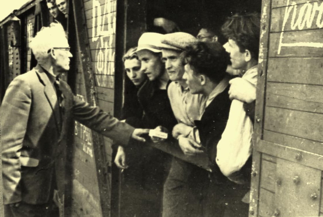 А.Н. Севченко провожает студентов БГУ на целину (1957). Источник иллюстрации: Интеллектуальная элита Беларуси. Основоположники белорусской науки и высшего образования (1919–1981) / [А. Д. Король и др. ; под общей редакцией А. Д. Короля]. – Минск, 2020. – С. 199. 