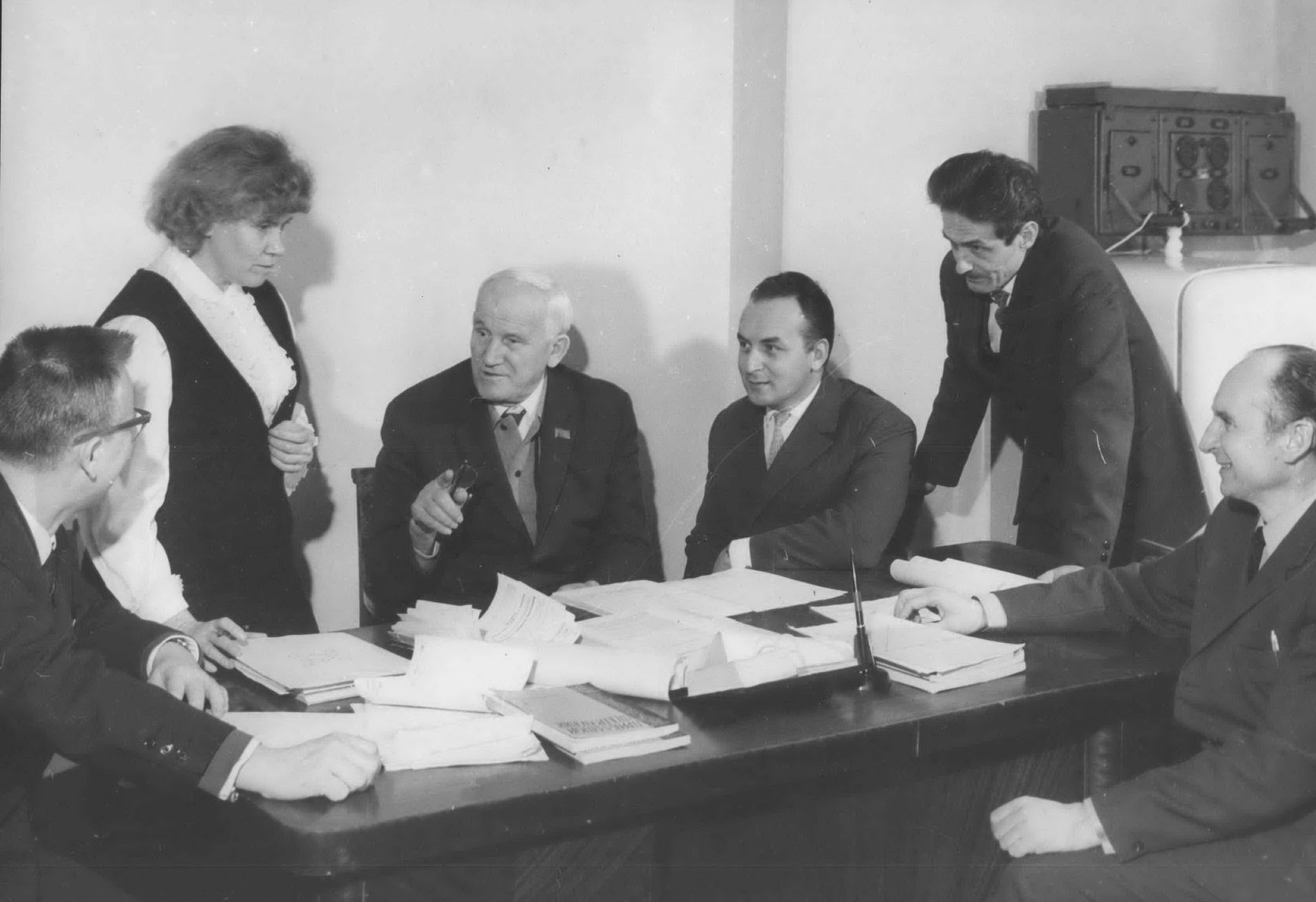 Академик А.Н. Севченко (в центре) обсуждает планы научных работ со своими учениками. Слева направо: К.Н. Соловьев (член-корреспондент НАН Беларуси), В.В. Кузнецова, Г.П. Гуринович (академик НАН Беларуси), В.А. Пилипович (академик НАН Беларуси). Источник иллюстрации: https://csl.bas-net.by/personalii/68548/sevchenko-anton-nikiforovich/