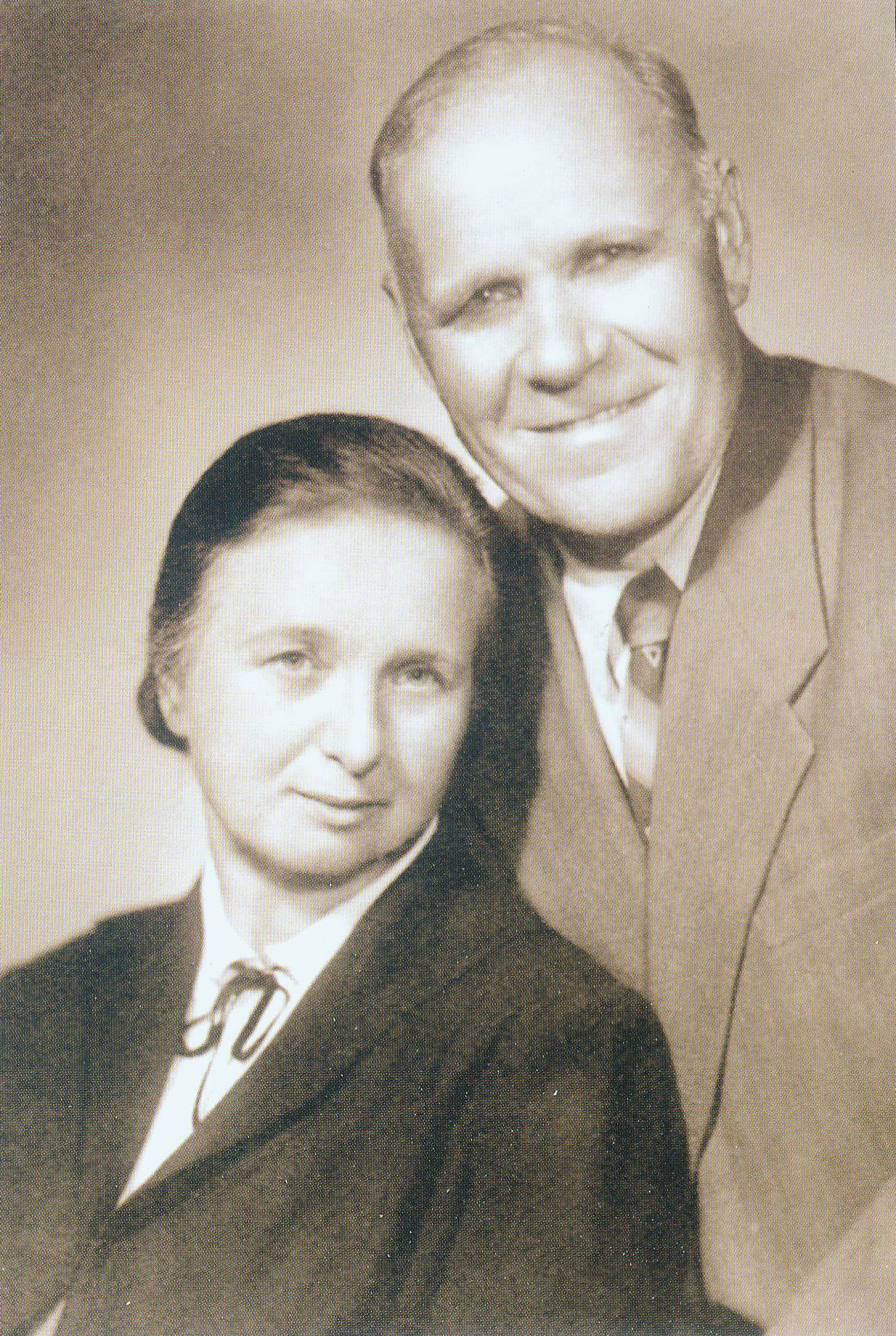 Гавриил Иванович Горецкий с женой Ларисой Иосифовной (1963). Источник иллюстрации: Опережая время : избранные труды В. Г. Горецкого, воспоминания о его жизни и творчестве / [редакторы-составители: С. В. Степанова, О. Ю. Шарапова]. – Москва, 2010. – С. 1 вклейки между с. 192–193. 