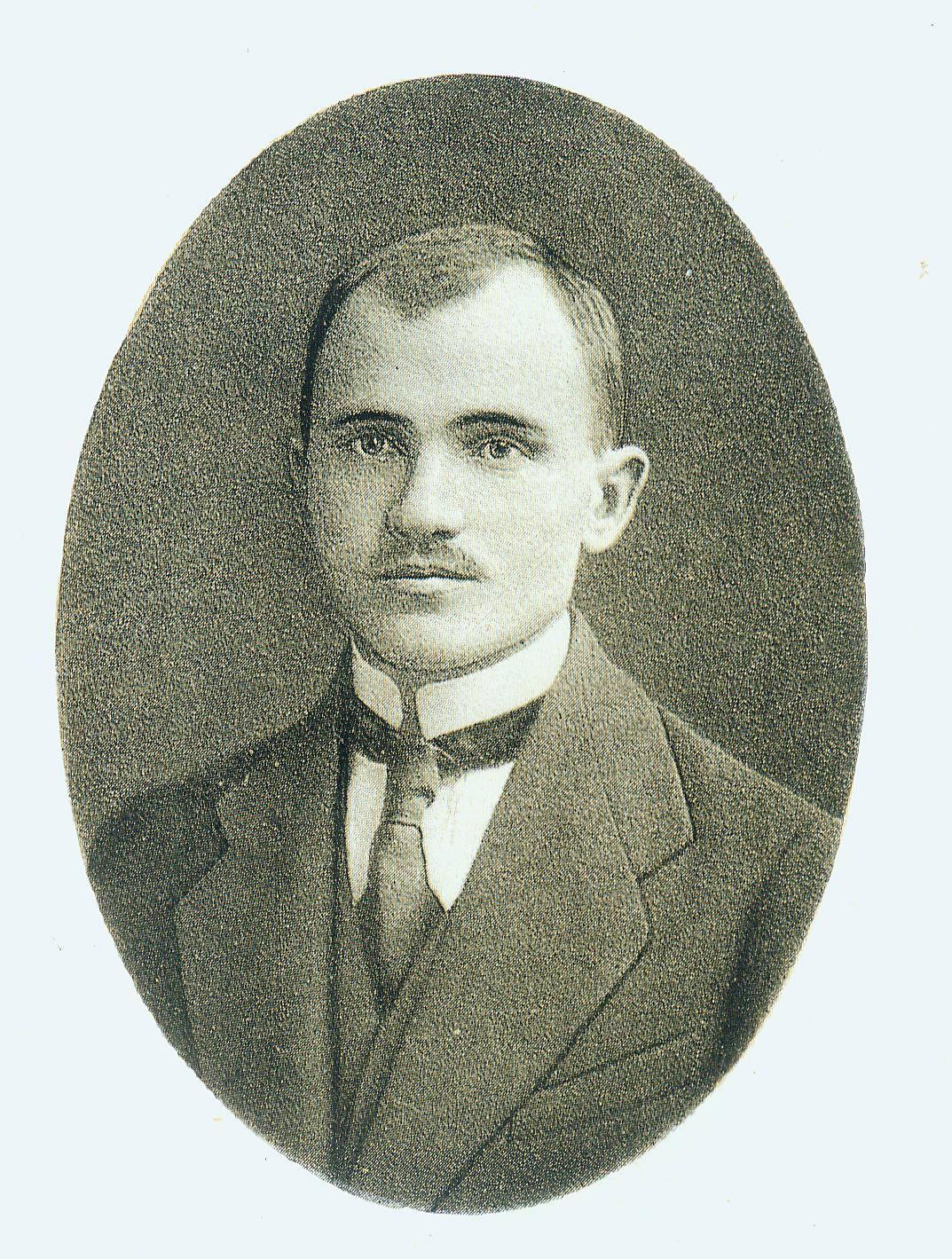 Максім Гарэцкі (1920). Крыніца ілюстрацыі: Збор твораў : у 4 т. / Максім Гарэцкі ; рэдкалегія: А. М. Адамовіч і інш. ; [прадмова А. Адамовіча] ; Акадэмія навук Беларускай ССР, Інстытут літаратуры імя Я. Купалы. – Мінск, 1985. – Т. 2 : Аповесці. Драматычныя абразкі. – Уклейка паміж с. 64–65. 