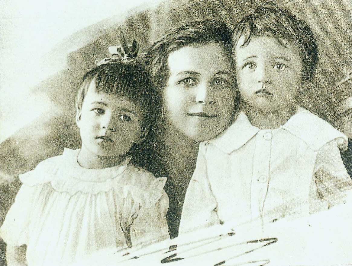 Жонка Максіма Гарэцкага Леаніла Усцінаўна з дачкой Галінай і сынам Леанідам (1925). Крыніца ілюстрацыі: Збор твораў : у 4 т. / Максім Гарэцкі ; рэдкалегія: А. М. Адамовіч і інш. ; [прадмова А. Адамовіча] ; Акадэмія навук Беларускай ССР, Інстытут літаратуры імя Я. Купалы. – Мінск, 1985. – Т. 2 : Аповесці. Драматычныя абразкі. – Уклейка паміж с. 96–97. 