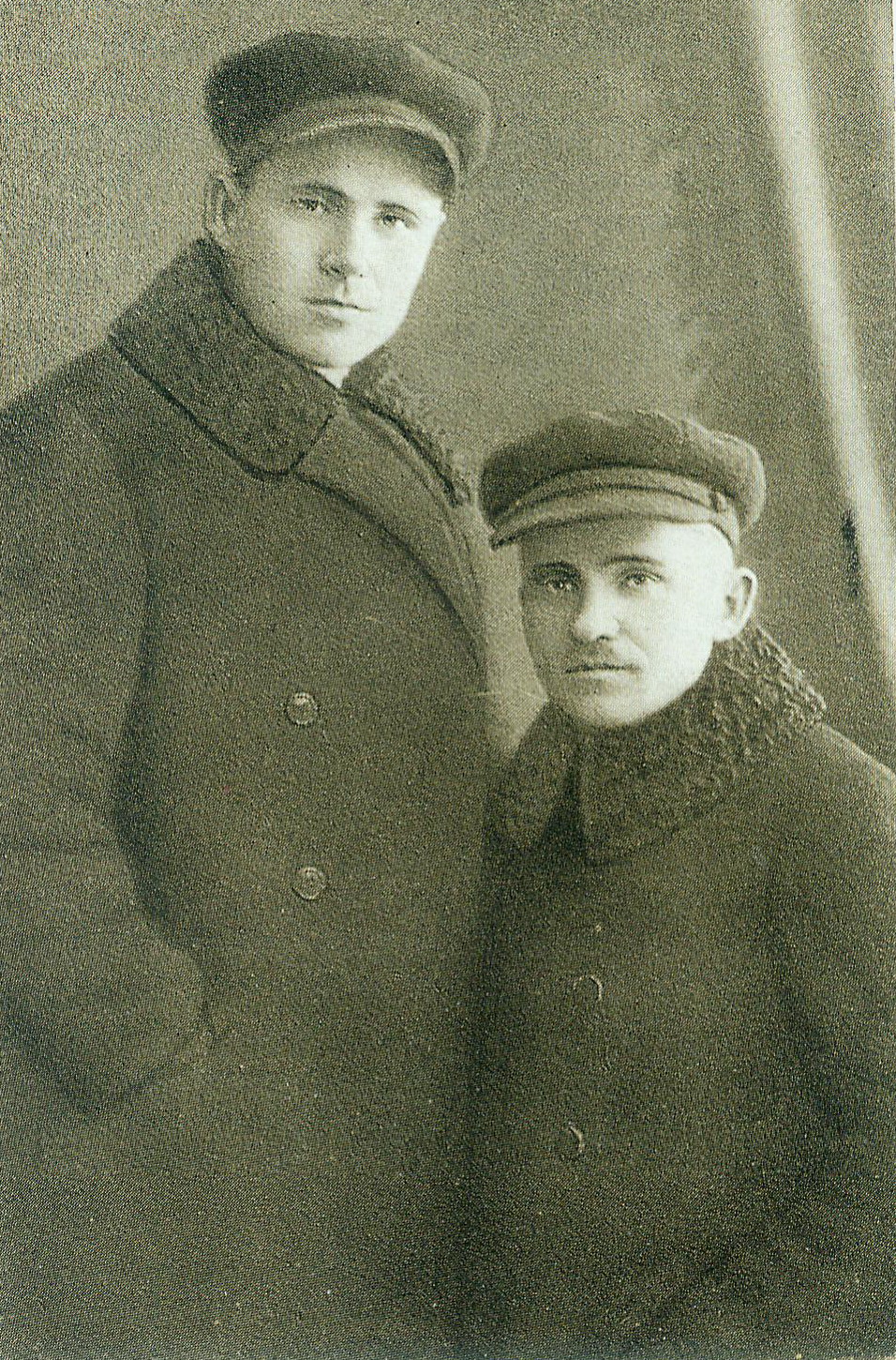 Браты Гарэцкія: Гаўрыла (стаіць) і Максім (1926). Крыніца ілюстрацыі: Збор твораў : у 4 т. / Максім Гарэцкі ; рэдкалегія: А. М. Адамовіч і інш. ; [прадмова А. Адамовіча] ; Акадэмія навук Беларускай ССР, Інстытут літаратуры імя Я. Купалы. – Мінск, 1985. – Т. 2 : Аповесці. Драматычныя абразкі. – Уклейка паміж с. 192–193. 