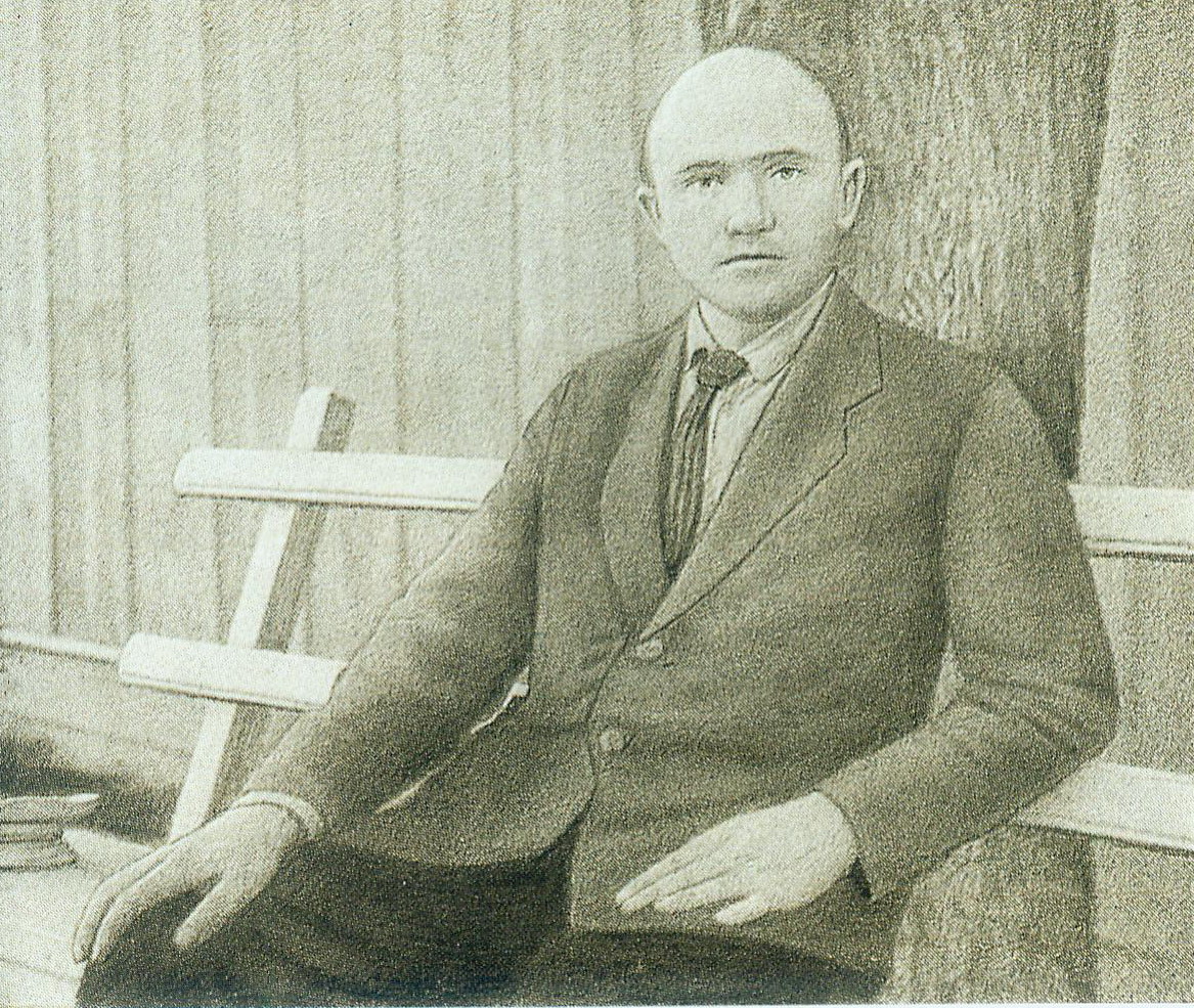 Максім Гарэцкі ў Харкаве (1928). Крыніца ілюстрацыі: Збор твораў : у 4 т. / Максім Гарэцкі ; рэдкалегія: А. М. Адамовіч і інш. ; [прадмова А. Адамовіча] ; Акадэмія навук Беларускай ССР, Інстытут літаратуры імя Я. Купалы. – Мінск, 1985. – Т. 2 : Аповесці. Драматычныя абразкі. – Уклейка паміж с. 224–225. 