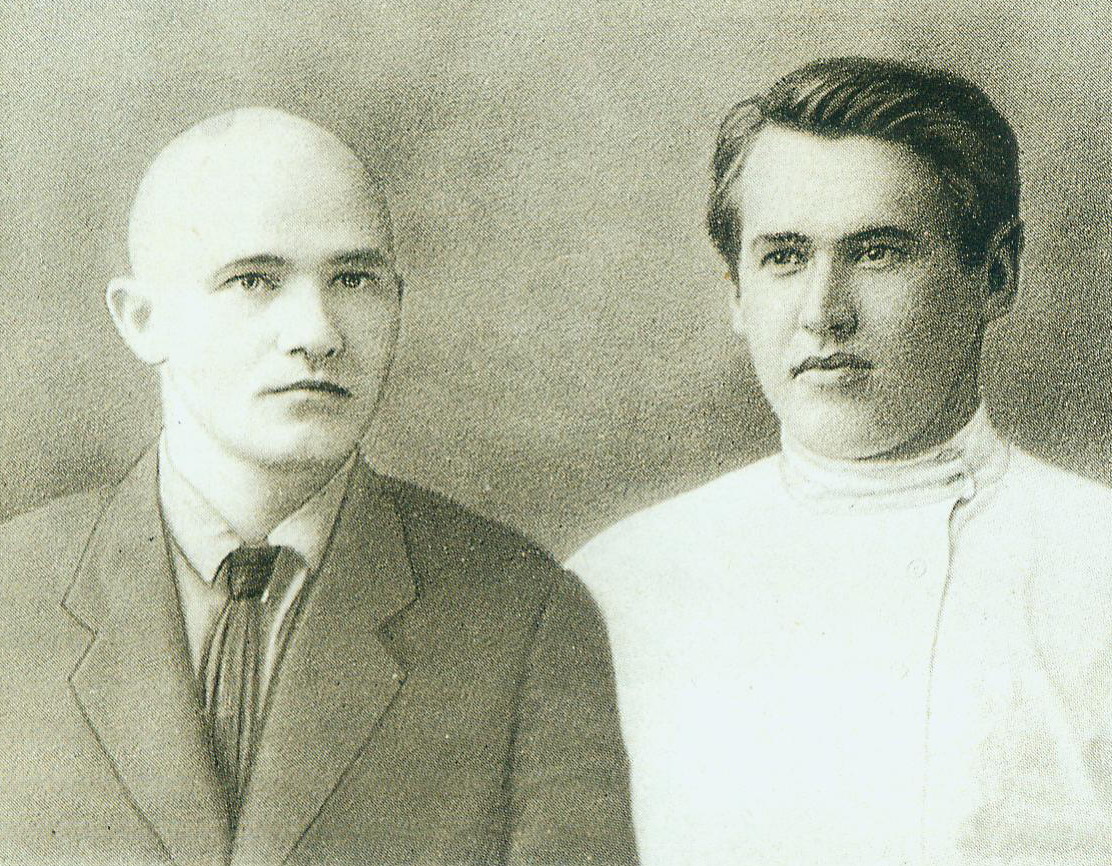 Уладзімір Дубоўка і Максім Гарэцкі (1928). Крыніца ілюстрацыі: Збор твораў : у 4 т. / Максім Гарэцкі ; рэдкалегія: А. М. Адамовіч і інш. ; [прадмова А. Адамовіча] ; Акадэмія навук Беларускай ССР, Інстытут літаратуры імя Я. Купалы. – Мінск, 1985. – Т. 2 : Аповесці. Драматычныя абразкі. – Уклейка паміж с. 224–225. 