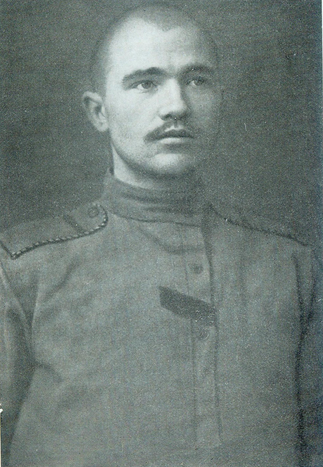 Максім Гарэцкі (1916). Крыніца ілюстрацыі: На імперыялістычнай вайне : (запіскі салдата 2-й батарэі N-скай артылерыйскай брыгады Лявона Задумы) / Максім Гарэцкі. Письма с фронта : [для старэйшага школьнага ўзросту / Леонид Горецкий ; прадмова і ўкладанне М. Мушынскага ; мастак В. М. Жук]. – Мінск, 1987. – Уклейка паміж с. 64–65. 