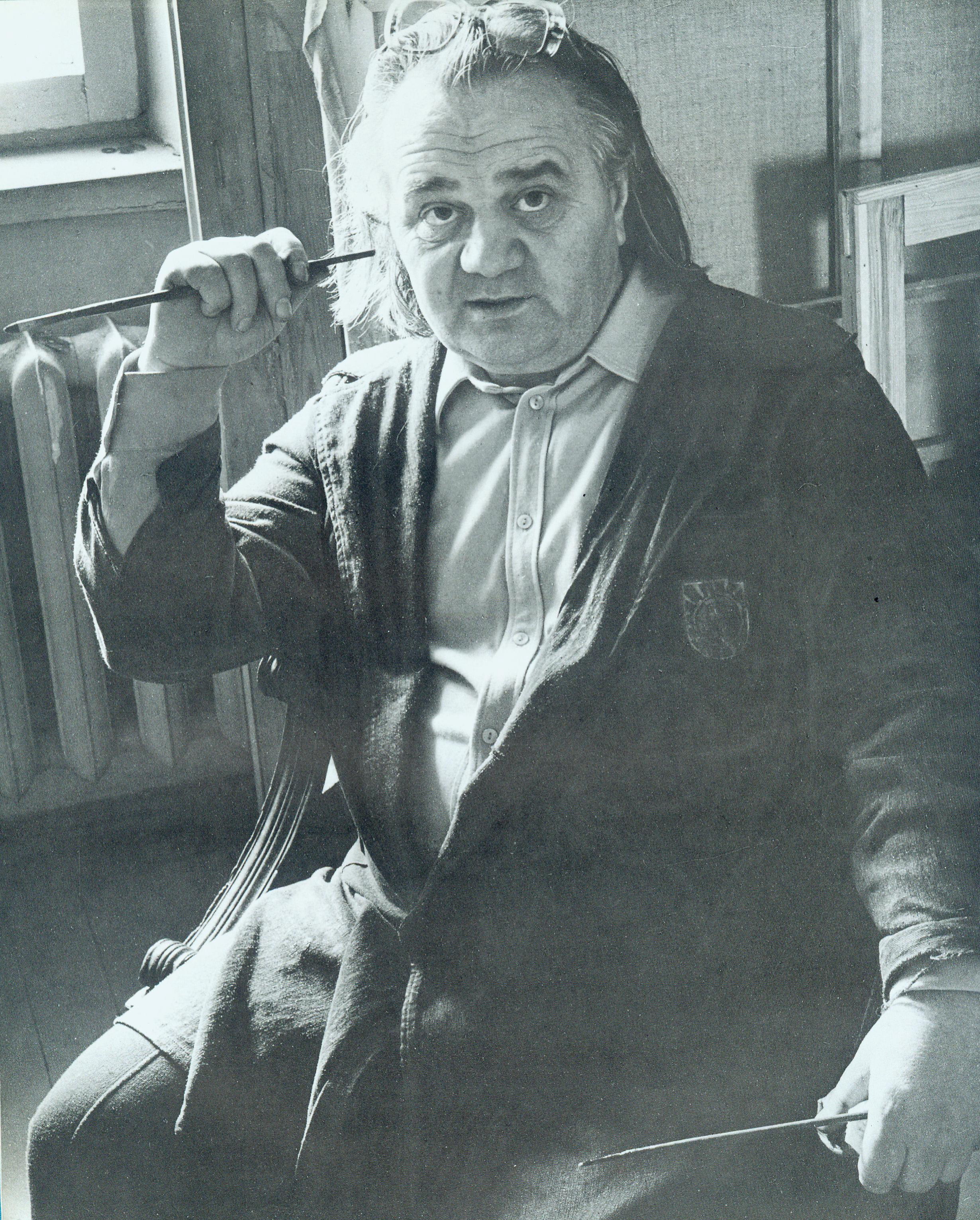 Александр Кищенко в своей мастерской. Источник иллюстрации: А. Кищенко : Человек. Земля. Вселенная : [альбом] / Борис Крепак ; [редактор Е. А. Скиба ; фотографы: П. М. Раяк и др.]. – Москва, 1988. – С. 62.