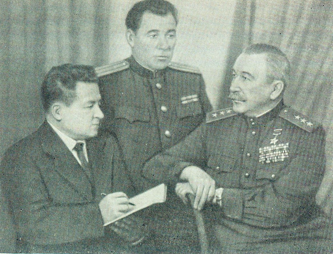 Встреча после войны. Г.А. Амиров, Ф.Д. Гнездилов, П.А. Белов (1960). Источник иллюстрации: За нами Москва : [о1-м гвардейском кавалерийском корпусе / Герой Советского Союза генерал-полковник П.А. Белов ; лит. запись и предисл. В. Д. Успенского. Послесл. полк. М. Малахова]. – Москва, 1963. – Вклейка между с. 272–273.. 