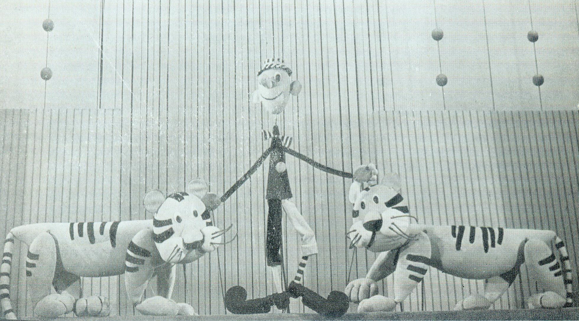 Сцена из спектакля "Весёлый цирк". Источник иллюстрации: Государственный театр кукол БССР / Министерство культуры БССР. – Минск, 1978. – С. 20.