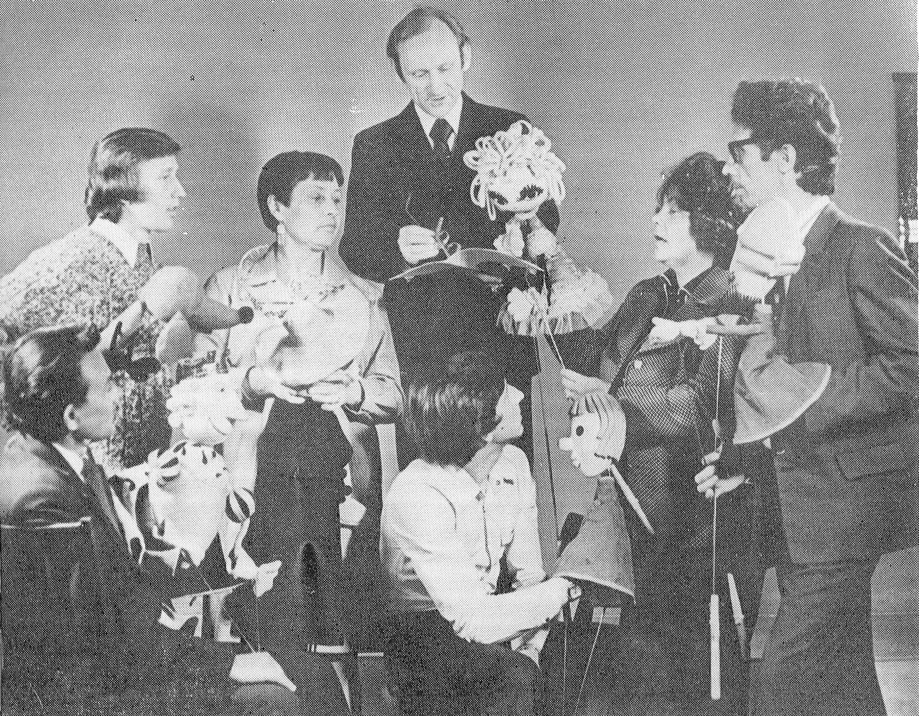 Главный режиссёр тэатра А. Лелявский с актёрами во время репетиции. Источник иллюстрации: Государственный театр кукол БССР / Министерство культуры БССР. – Минск, 1978. – С. 27. 