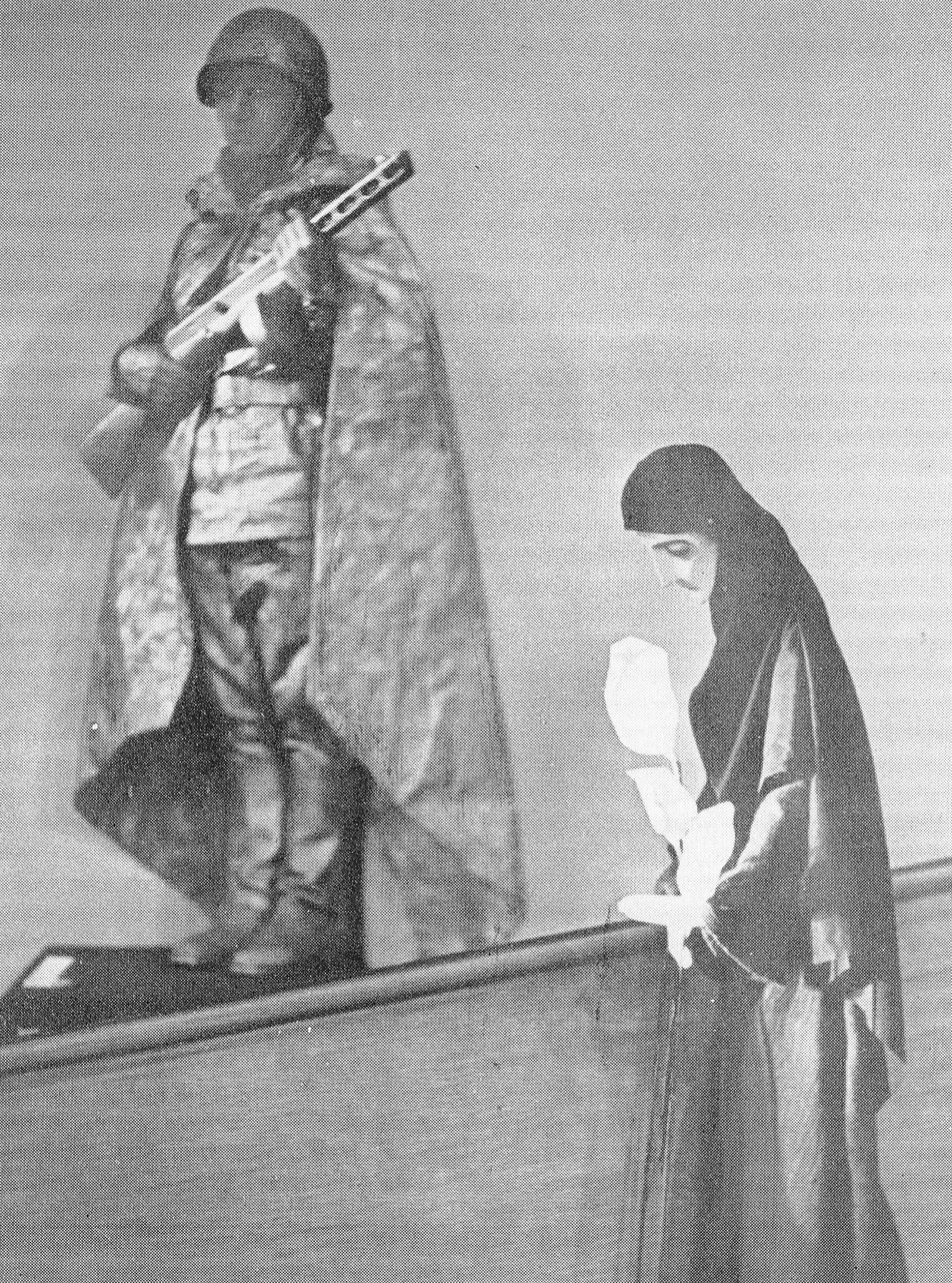 Сцэна са спектакля "Скажы сваё імя, салдат" ў пастаноўцы А. Ляляўскага. Крыніца ілюстрацыі: Тэатр лялек Савецкай Беларусі / М. А. Калядзінскі ; рэдактар А. В. Сабалеўскі ; Акадэмія навук Беларускай ССР, Інстытут мастацтвазнаўства, этнаграфіі і фальклору. – Мінск, 1976. – С. 30 уклейкі. 