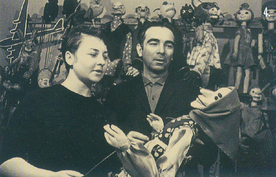 Сценографы театра кукол Алина Фомина и Леонид Быков (1960-е гг.). Источник иллюстрации: Белорусский государственный театр кукол / [над изданием работали: Л. Демкина, А. Гончаров ; фото: В. Ведень и др.]. – [Б. м. : б. и., 2019?]. – С. 5. 