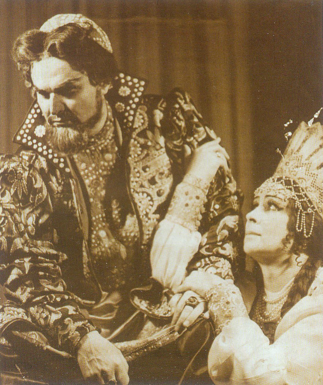 Анатолий Генералов в роли Грязного в опере "Царская невеста" Н. Римского-Корсакова. Источник иллюстрации: Большая энциклопедия Большого театра Беларуси = The great encyclopedia of the Bolshoi Theatre of Belarus / [редколлегия: В. В. Андриевич (главный редактор) и др.]. – Минск, 2014. – С. 174.