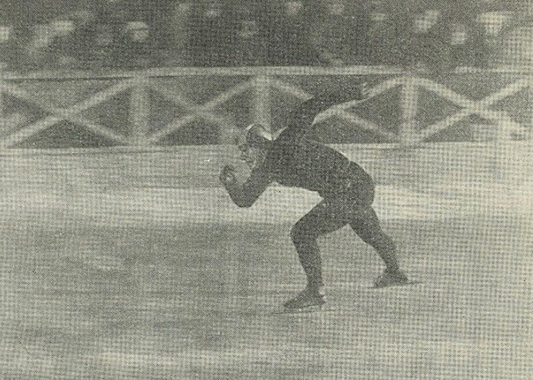 Барыс Бальшакоў у барацьбе за званне чэмпіёна СССР у бегу на каньках на дыстанцыі 500 м. Крыніца ілюстрацыі: Чэмпіён краіны / Юрый Багушэвіч, Яфім Садоўскі. – Мінск, 1953. – С. 17.  