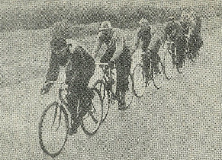 Барыс Бальшакоў на чале велапрабегу Мінск – Масква. Крыніца ілюстрацыі: Чэмпіён краіны / Юрый Багушэвіч, Яфім Садоўскі. – Мінск, 1953. – С. 23. 