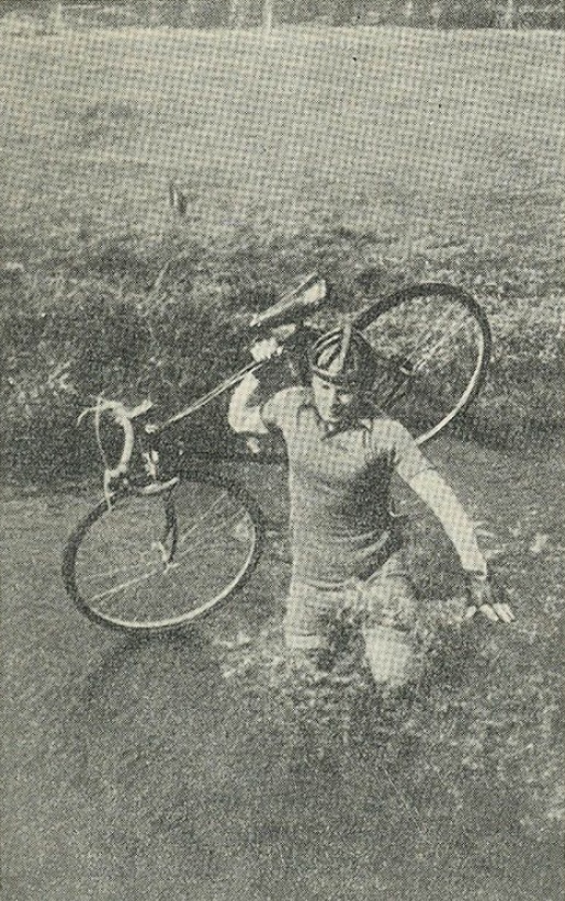 Барыс Бальшакоў на дыстанцыі веласіпеднага кроса. Крыніца ілюстрацыі: Чэмпіён краіны / Юрый Багушэвіч, Яфім Садоўскі. – Мінск, 1953. – С. 31. 