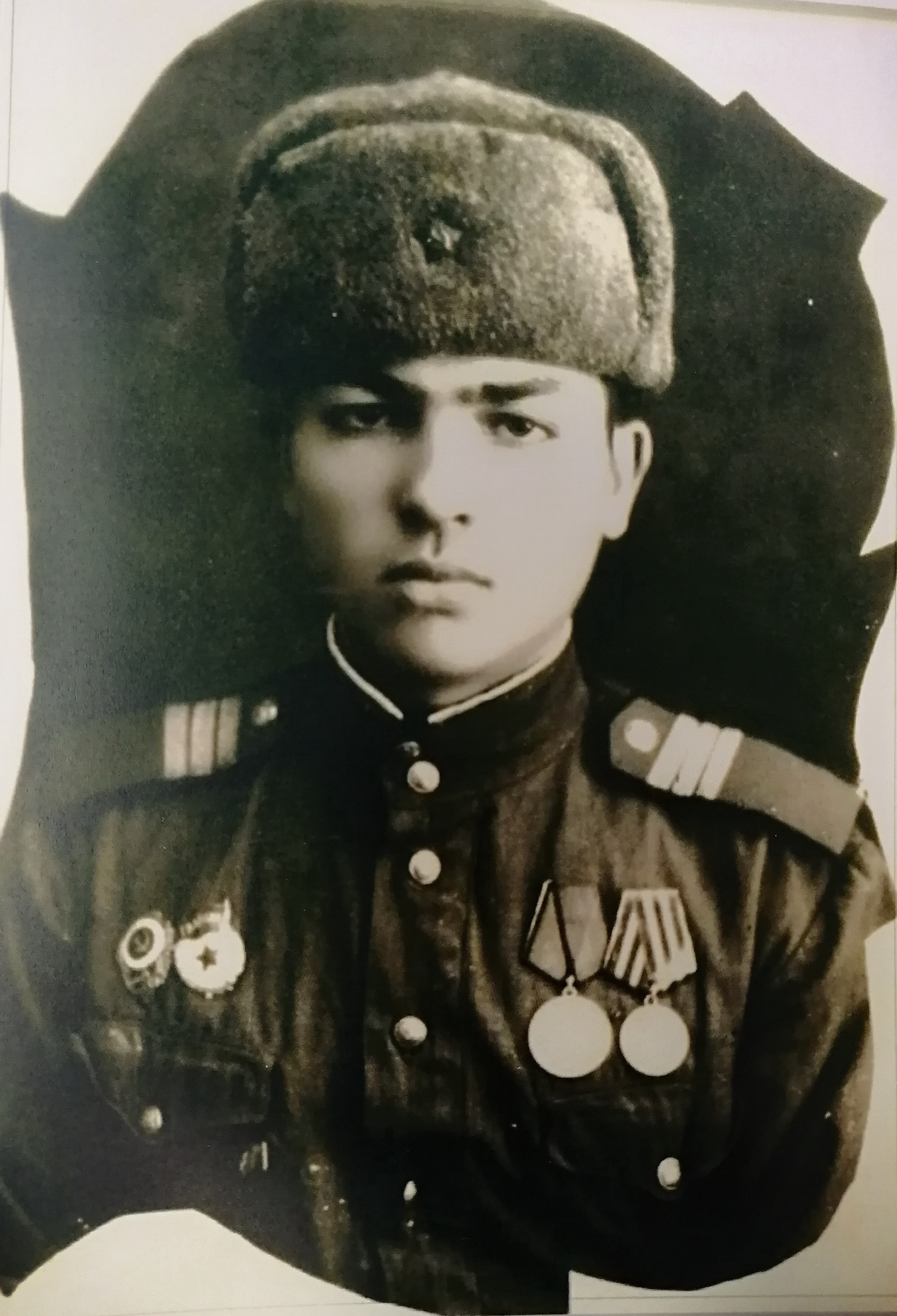Анатолий Кононович на фронте (1944). Источник иллюстрации: Дорога жизни / А. Л. Кононович. – Минск, 2010.