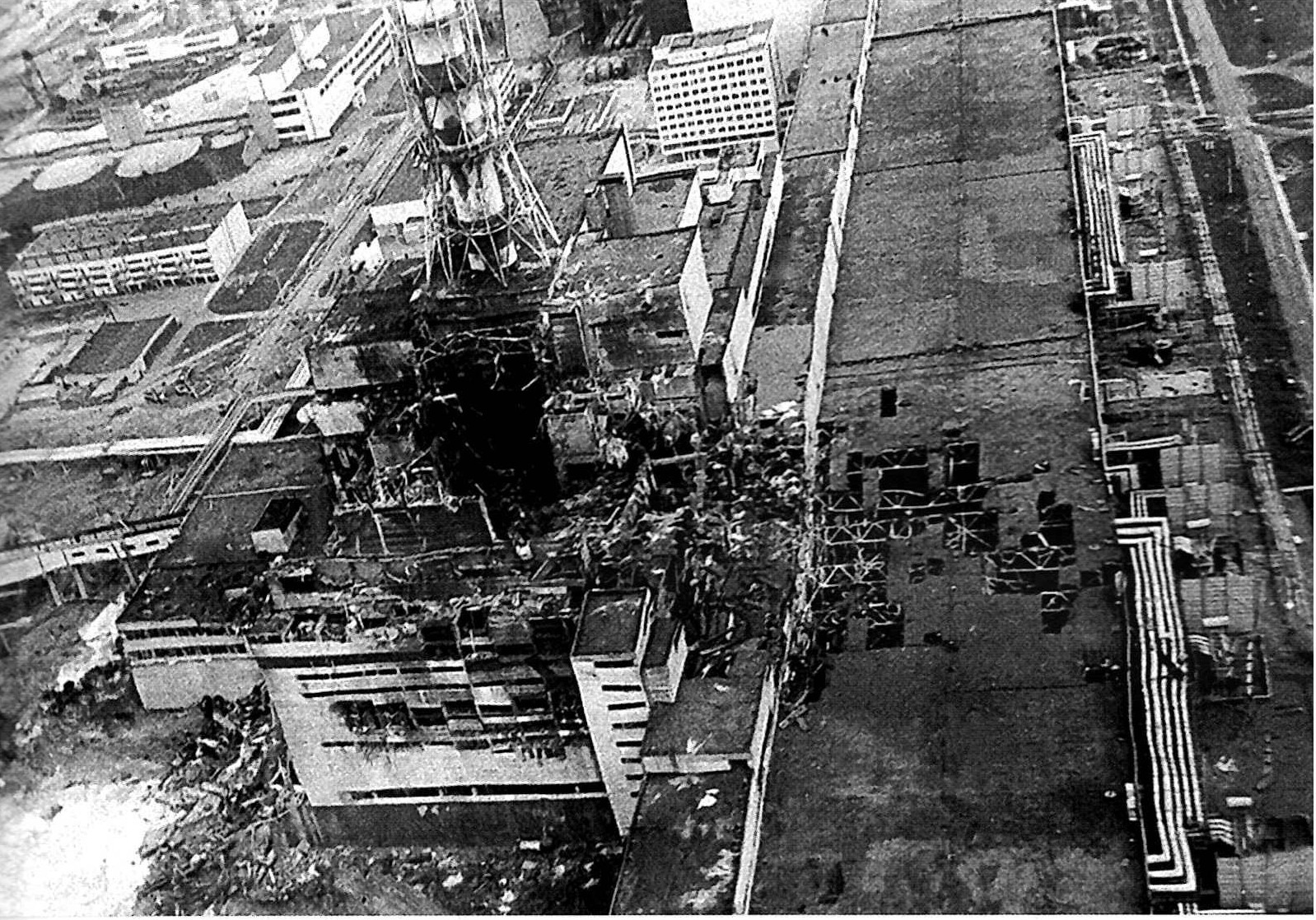 Чернобыльская АЭС в первые часы после катастрофы. Источник иллюстрации: Возрождение : от реабилитации к устойчивому развитию / [предисловие В. Ващенко ; фото А. Ковко и др.]. – Минск, 2016. – С. 17.