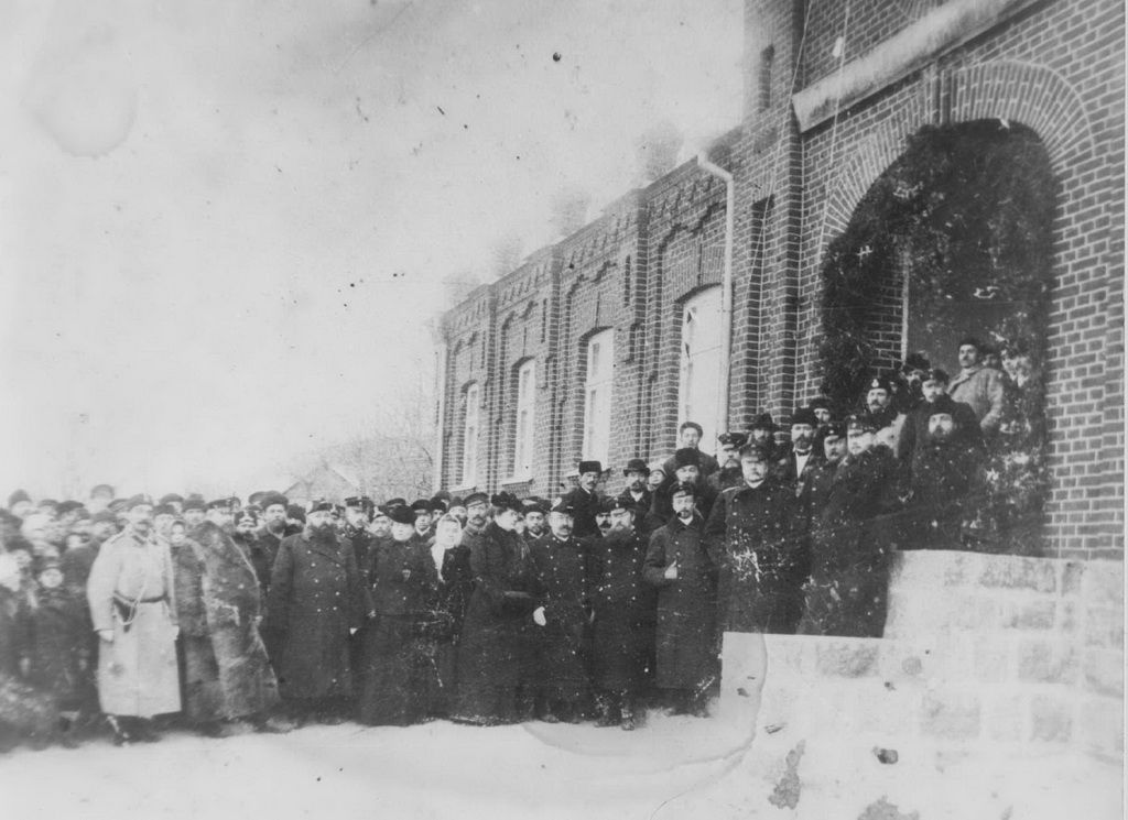 Адкрыццё лячэбніцы ў Браславе (1906). Крыніца ілюстрацыі: Каталог матэрыялаў аб жыцці і дзейнасці Станіслава Нарбута : з фондаў Браслаўскага музейнага аб'яднання / Браслаўскае краязнаўчае таварыства імя О. Гедэмана ; [уклад. І.Шыдлоўская]. – Браслаў, 2003. – С. 4 уклейкі паміж с. 16–17.