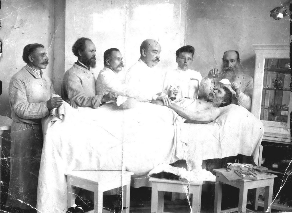 Станіслаў Нарбут праводзіць аперацыю (пачатак ХХ ст.). Крыніца ілюстрацыі: Каталог матэрыялаў аб жыцці і дзейнасці Станіслава Нарбута : з фондаў Браслаўскага музейнага аб'яднання / Браслаўскае краязнаўчае таварыства імя О. Гедэмана ; [уклад. І.Шыдлоўская]. – Браслаў, 2003. – С. 4 уклейкі паміж с. 16–17.