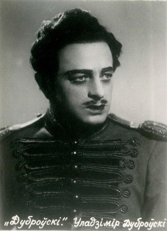 Ісідар Балоцін у ролі Уладзіміра Дуброўсскага ў оперы "Дуброўскі". Крыніца ілюстрацыі: Народны артыст БССР І. М. Балоцін : 10 фотаздымкаў артыста Беларускага дзяржаўнага ордэна Леніна Вялікага тэатра оперы і балета / фат. І. Берлін. – Мінск : Беларускае тэатральнае таварыства, Б.г. 