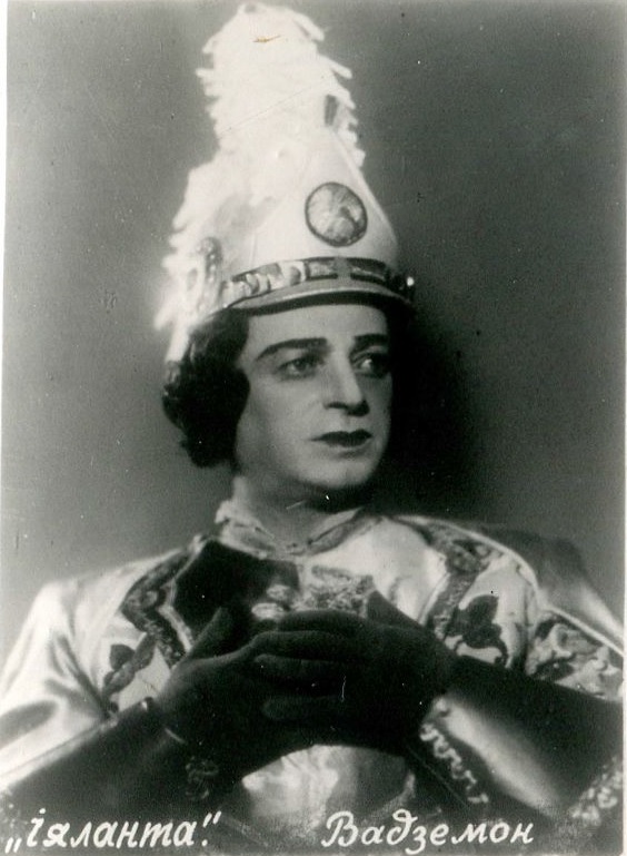 Ісідар Балоцін у ролі Вадземона ў оперы "Іяланта". Крыніца ілюстрацыі: Народны артыст БССР І. М. Балоцін : 10 фотаздымкаў артыста Беларускага дзяржаўнага ордэна Леніна Вялікага тэатра оперы і балета / фат. І. Берлін. – Мінск : Беларускае тэатральнае таварыства, Б.г. 