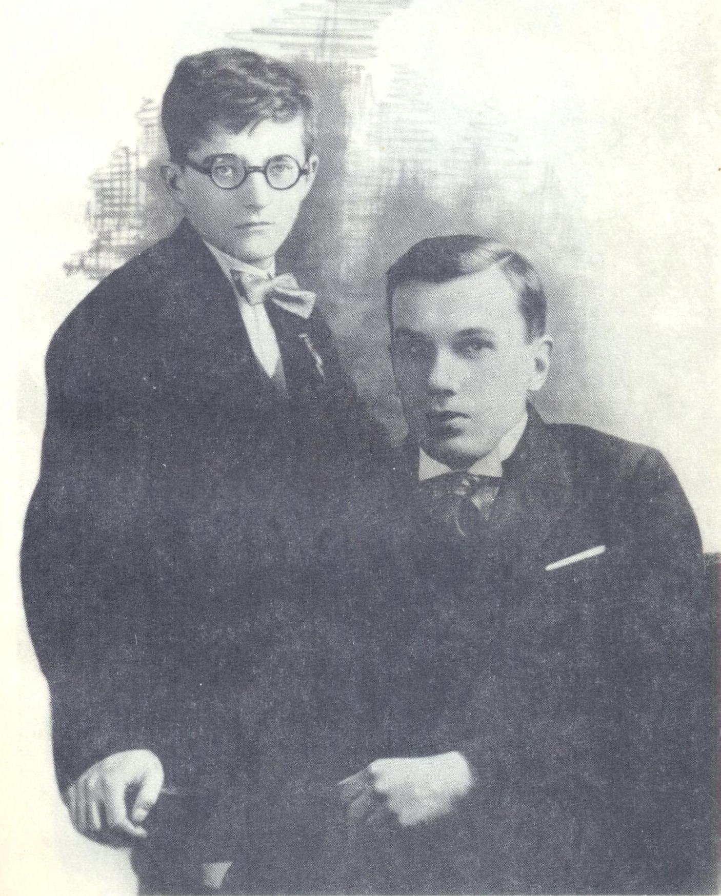 Иван Соллертинский и Дмитрий Шостакович. Источник иллюстрации: И. И. Соллертинский : Жизнь и наследие / Л. Михеева. – Ленинград, 1988. – С. 7 вклейки между с. 32–33. 