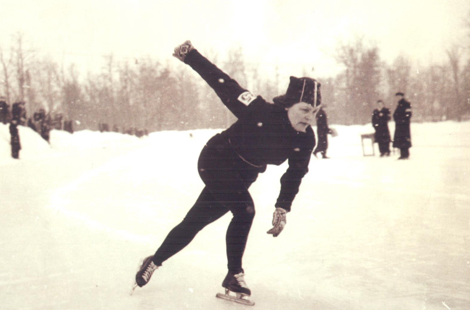 Заслуженная динамовка, тренер по велосипедному и конькобежному спорту Зоя Большакова (начало 1950-хх гг.). Источник иллюстрации: Курс на победу! БФСО "Динамо" – 90 лет [Изоматериал] : [фотоальбом / редколлегия: Ю. Ф. Бородич (председатель) и др.]. – Минск, 2013. – С. 10.