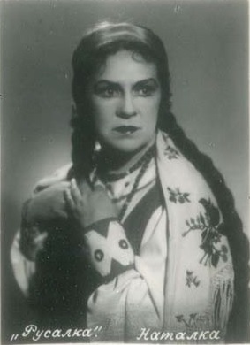 Ларыса Александроўская ў ролі Наталкі ў оперы "Русалка". Крыніца ілюстрацыі: Народная артыстка СССР Л. П. Александроўская : 10 фотаздымкаў артысткi Беларускага Дзяржаўнага ордэна Леніна Вялікага тэатра оперы і балета : [буклет] / фат. I. Берлін ; Беларускаеа тэатральнае таварыства. – Мінск : Б. в., Б. г. – 1 л. (складз. у 10 разоў).