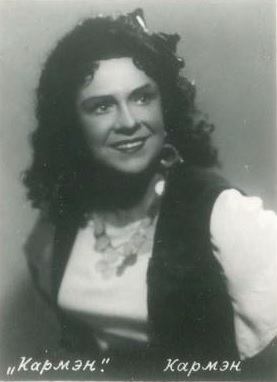 Ларыса Александроўская ў ролі Кармэн у оперы "Кармэн". Крыніца ілюстрацыі: Народная артыстка СССР Л. П. Александроўская : 10 фотаздымкаў артысткi Беларускага Дзяржаўнага ордэна Леніна Вялікага тэатра оперы і балета : [буклет] / фат. I. Берлін ; Беларускаеа тэатральнае таварыства. – Мінск : Б. в., Б. г. – 1 л. (складз. у 10 разоў).