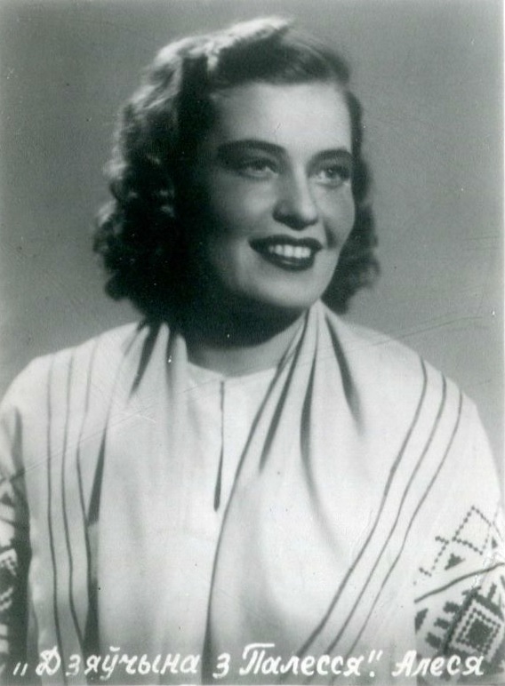 Клаўдзія Кудрашова ў ролі Алесі ў оперы "Дзяўчына з Палесся". Крыніца ілюстрацыі: Народная артыстка БССР К. К. Кудрашова : 10 фотаздымкаў артысткi Беларускага дзяржаўнага Вялікага тэатра оперы і балета : [буклет] / фат. I. Берлін. – Мінск : Беларускае тэатральнае таварыства, [б. г.]. – 1 л. (складз. у 10 разоў).