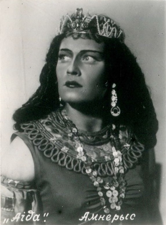 Клаўдзія Кудрашова ў ролі Амнерыс ў оперы "Аіда". Крыніца ілюстрацыі: Народная артыстка БССР К. К. Кудрашова : 10 фотаздымкаў артысткi Беларускага дзяржаўнага Вялікага тэатра оперы і балета : [буклет] / фат. I. Берлін. – Мінск : Беларускае тэатральнае таварыства, [б. г.]. – 1 л. (складз. у 10 разоў).