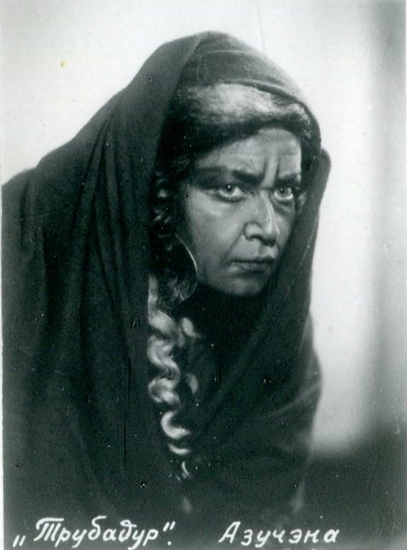 Клаўдзія Кудрашова ў ролі Азучэны ў оперы "Трубадур". Крыніца ілюстрацыі: Народная артыстка БССР К. К. Кудрашова : 10 фотаздымкаў артысткi Беларускага дзяржаўнага Вялікага тэатра оперы і балета : [буклет] / фат. I. Берлін. – Мінск : Беларускае тэатральнае таварыства, [б. г.]. – 1 л. (складз. у 10 разоў).