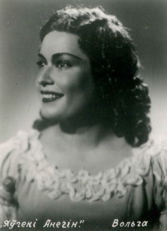 Клаўдзія Кудрашова ў ролі Вольгі ў оперы "Яўген Анегін". Крыніца ілюстрацыі: Народная артыстка БССР К. К. Кудрашова : 10 фотаздымкаў артысткi Беларускага дзяржаўнага Вялікага тэатра оперы і балета : [буклет] / фат. I. Берлін. – Мінск : Беларускае тэатральнае таварыства, [б. г.]. – 1 л. (складз. у 10 разоў).